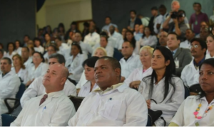 A ESCRAVIDÃO volta a vigorar oficialmente no Brasil do PT E LULA para ajudar ditaduras: novo Mais Médicos vai contratar pessoas sem REVALIDA. Faz o ” L “