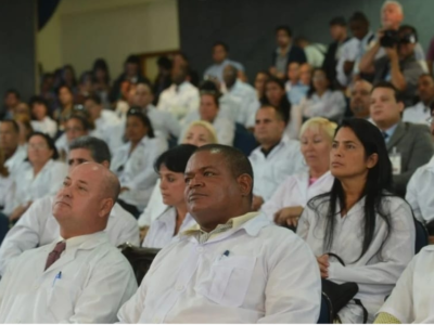 A ESCRAVIDÃO volta a vigorar oficialmente no Brasil do PT E LULA para ajudar ditaduras: novo Mais Médicos vai contratar pessoas sem REVALIDA. Faz o ” L “