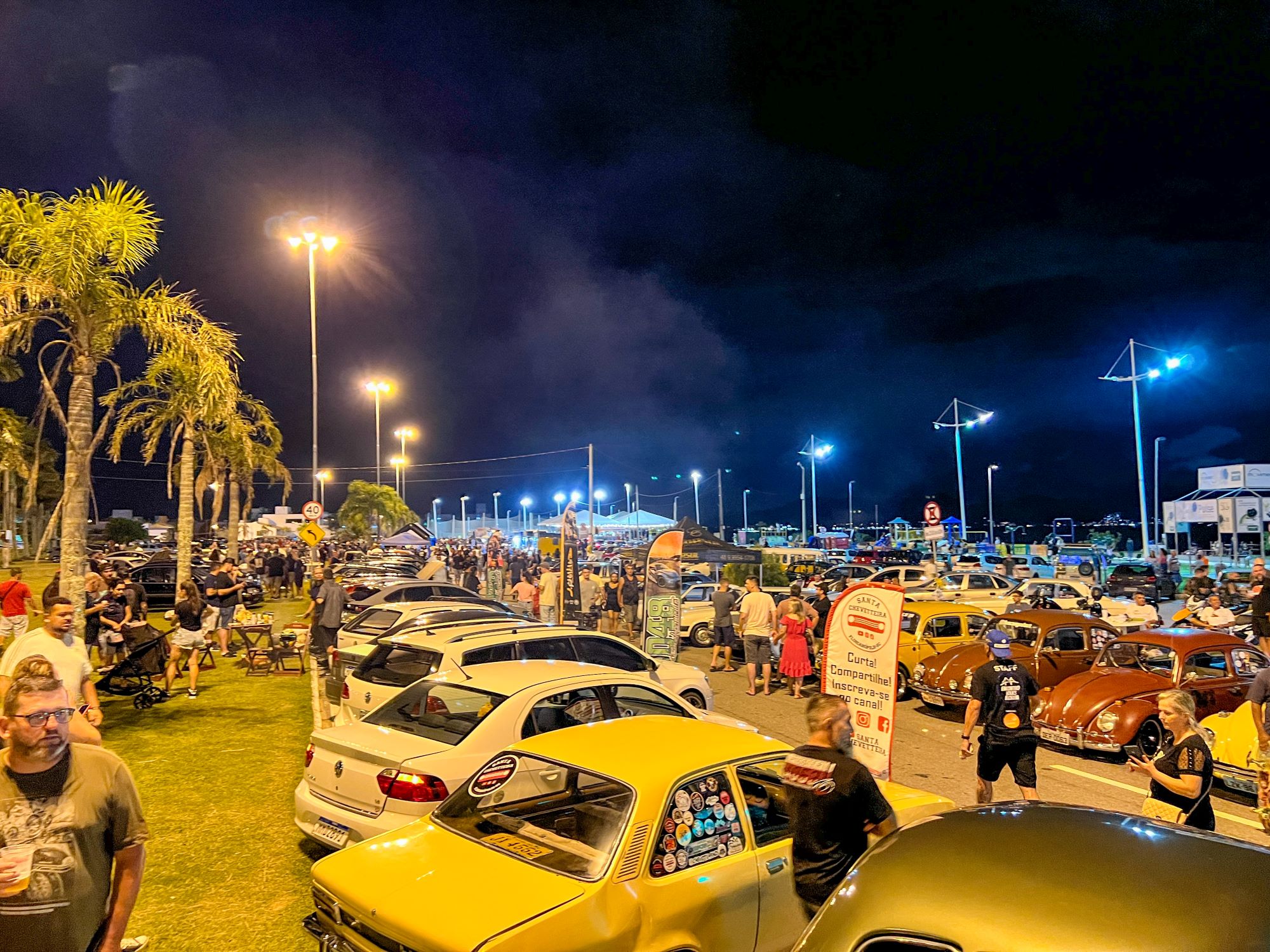 Encontro Volks Floripa promove ação solidária na Beira-Mar Continental