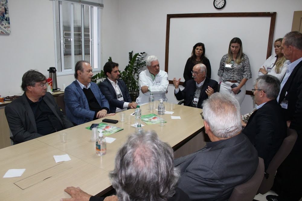 Secretário estadual da Saúde, Eleuses Paiva, faz visita à Santa Casa de Marília
