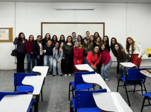 Curso de nutrição da Unimar recebe egressa especialista na área oncológica. A nutricionista Aline Estevanato destacou sua atuação profissional e experiências na área