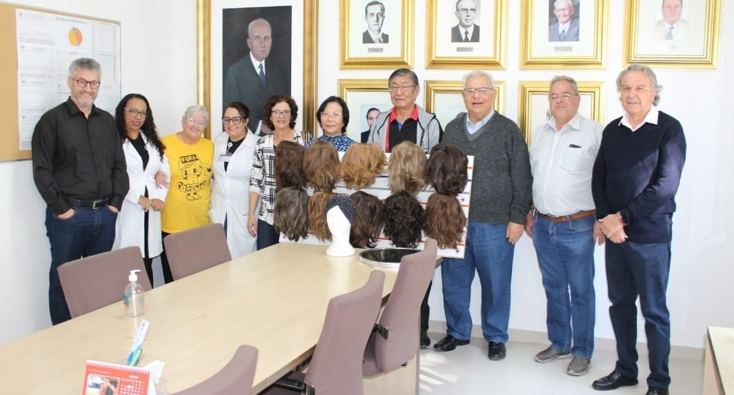 Associação Amigos do Bar doa perucas para o Centro de Oncologia da Santa Casa de Marília