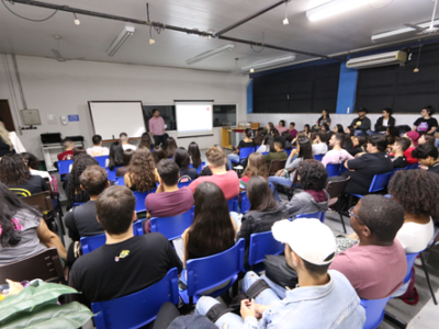 Debate sobre fake news e regulamentação das redes impulsiona discussão no curso de Publicidade e Propaganda na Unimar