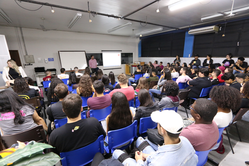 Debate sobre fake news e regulamentação das redes impulsiona discussão no curso de Publicidade e Propaganda na Unimar