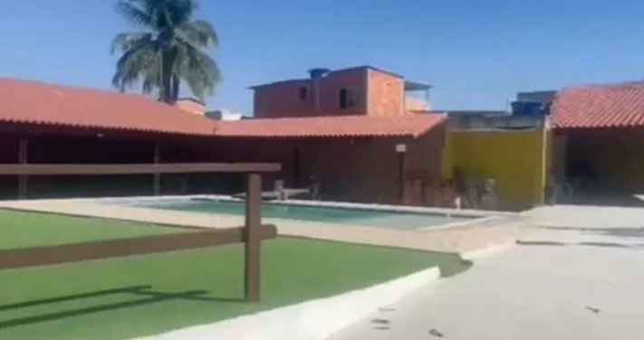 Puro luxo : mansões de traficante em favela do Rio têm piscina, lago e pedalinho; veja vídeo