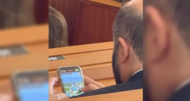 Candidato ao STJ joga no celular durante discurso de Moraes; VEJA VÍDEO