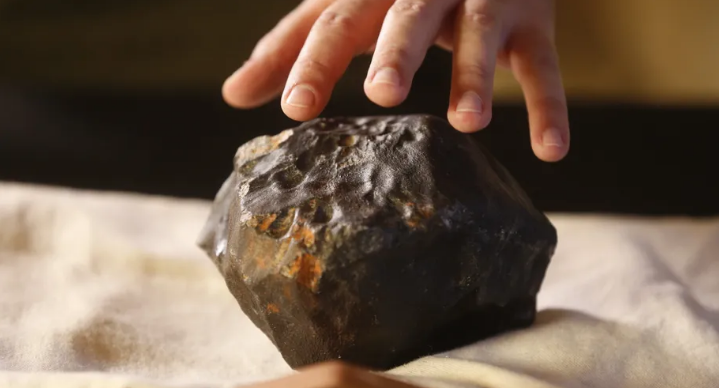 Inusitado: Mulher é atingida por meteorito enquanto tomava café