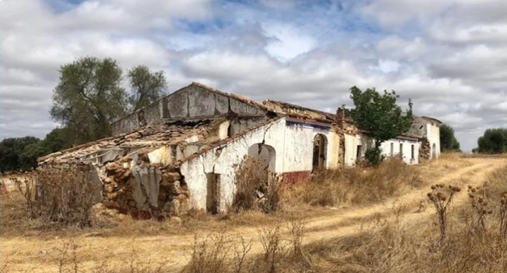 Casal compra fazenda em ruínas em Portugal e a transforma em pousada de 800 m²; VEJA FOTOS