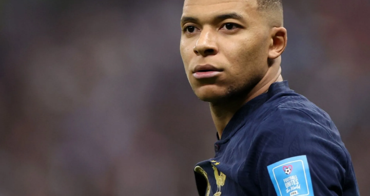 Clube árabe faz maior oferta da história do futebol por Mbappé e PSG aceita, afirma canal de TV