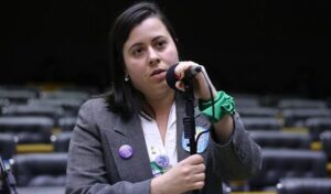 Projeto de Sâmia Bomfim criminaliza constrangimento para impedir aborto legal