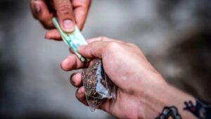 GRAVE: 60% dos brasileiros dizem haver tráfico de drogas onde moram