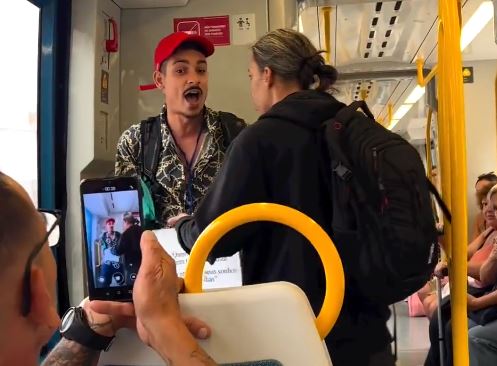 Passageira tenta expulsar MC brasileiro de transporte público em Portugal; VEJA VÍDEO