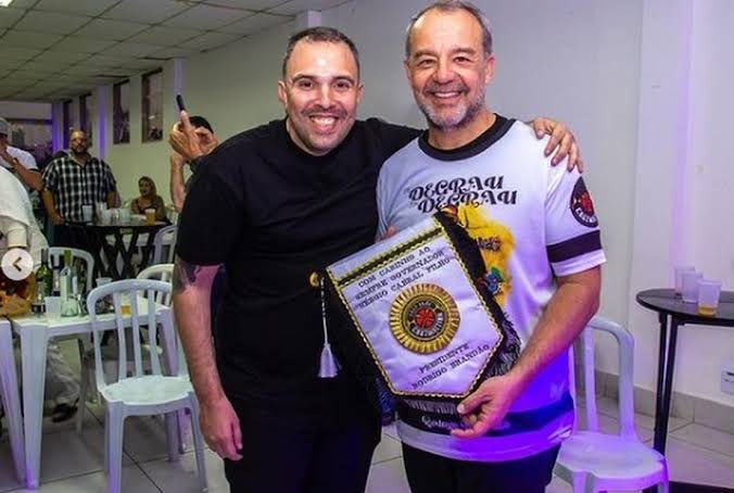Livre, leve e solto: Ex-governador Sérgio Cabral cai na gandaia e no samba, VEJA VÍDEO