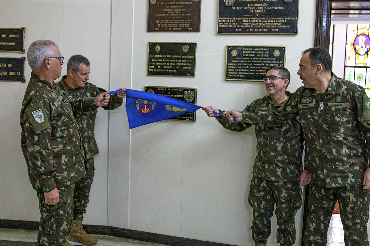 Generais do exército vivem no mundo de fantasia e fazem placas para eles mesmos, afirma revista
