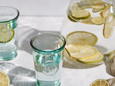 Mito ou verdade: água morna com limão em jejum faz bem?