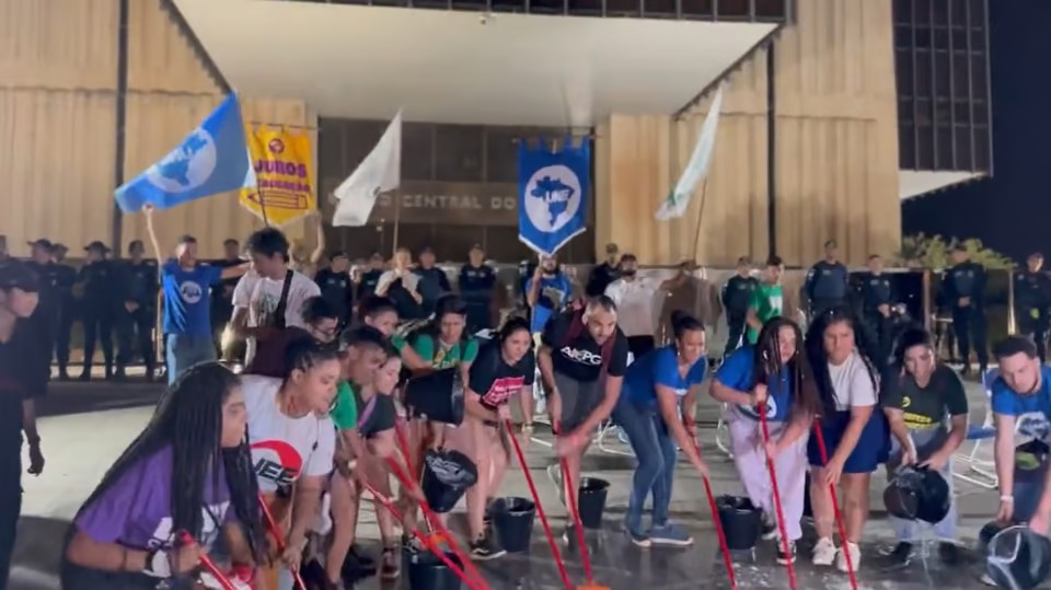 Contraditório: UNE, que sempre negou ser organização política, fez protesto para baixar taxa de juros