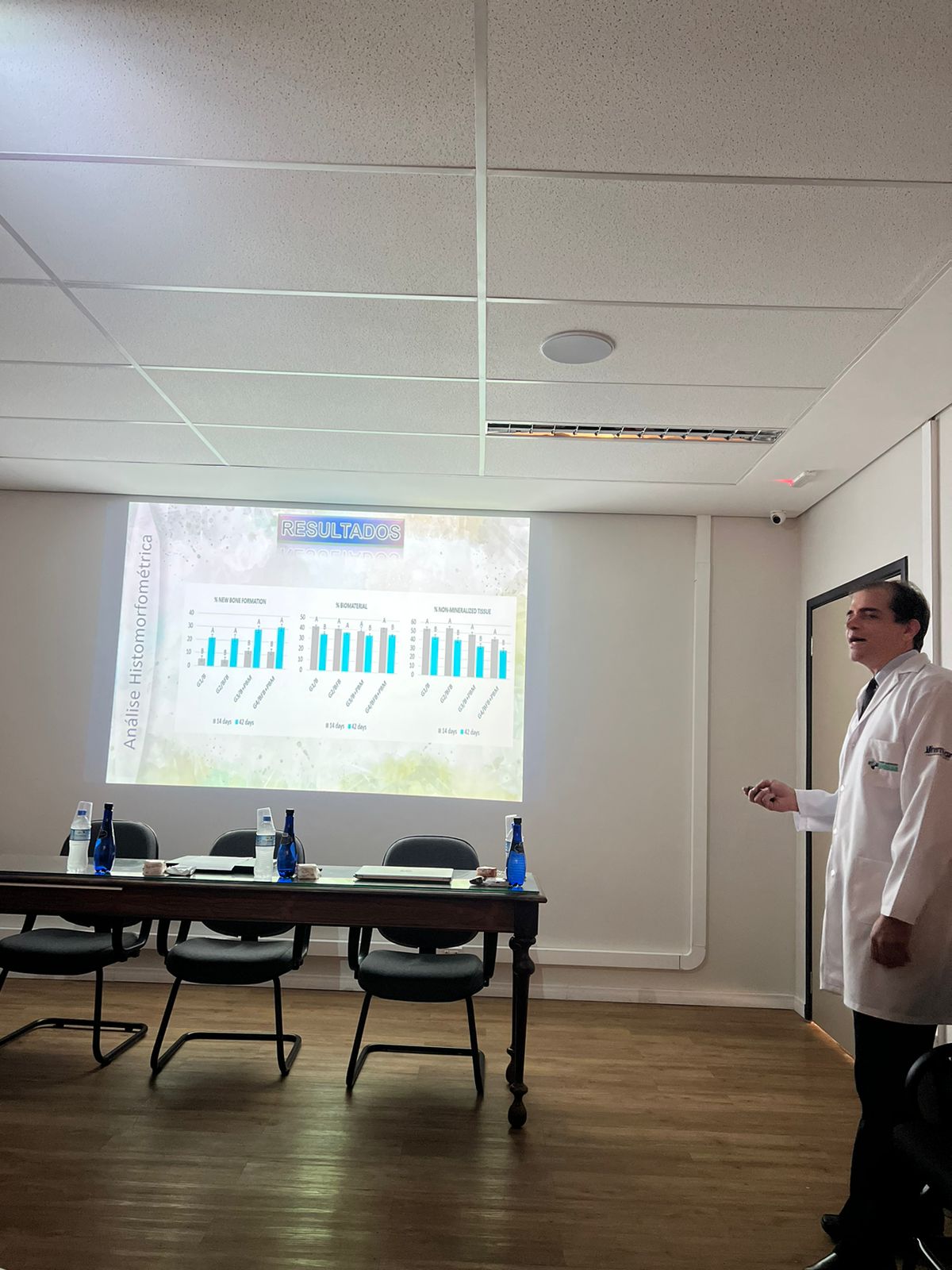 Docente do curso de Medicina da Unimar e Diretor Técnico do HBU, Dr. Carlos Henrique,  apresenta avanços na reparação de defeitos ósseos em defesa de tese de doutorado