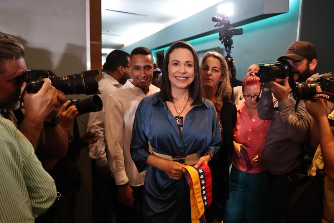 Apoiadores de Maduro usam armas para tentar impedir evento de candidata de oposição na Venezuela