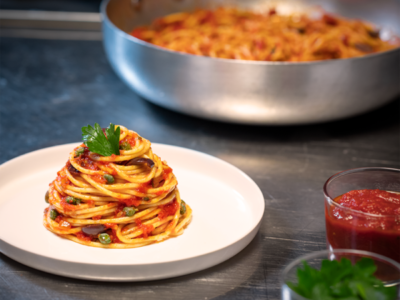 Spaghetti alla Putanesca, um prato com muitas variações e sabores da Itália