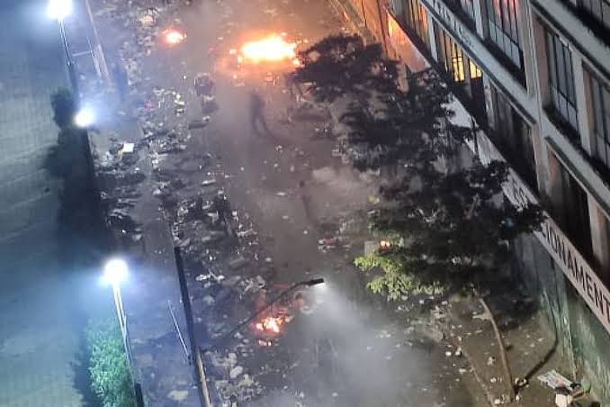 Cenário de Guerra: usuários de drogas da cracolândia fazem barricadas de fogo no centro de SP; VEJA VÍDEO