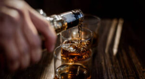 Beber álcool todos os dias aumenta pressão arterial mesmo em quem não tem hipertensão