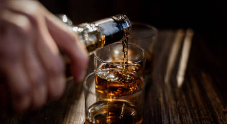 Beber álcool todos os dias aumenta pressão arterial mesmo em quem não tem hipertensão
