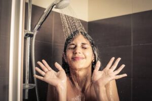 Tomar banho todo dia ou não? Ciência responde qual a frequência adequada
