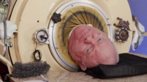 Homem que vive há 70 anos em ‘pulmão de ferro’ tenta sair do aparelho com ajuda de fisioterapeuta