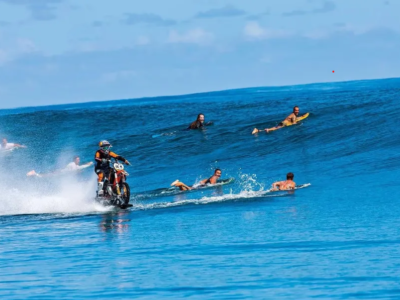 Surfe de moto? Multimedalhista adaptou veículo e realizou façanha