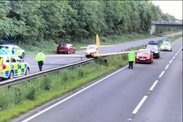 Avião faz pouso forçado no meio de rodovia após pane no motor; VEJA VÍDEO