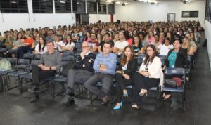‘A arte de ensinar’: palestra do educador Gabriel Perissé reúne 600 professores do Ensino Fundamental de Marília