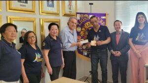 Lions Augustin Soliva doa tíquetes do Big Mac para o Programa Adote do McDia Feliz.