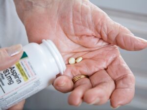 Aspirina não deve ser usada diariamente para prevenção de  primeiro AVC em idosos