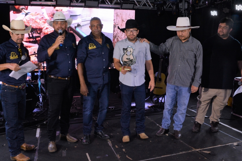 Dupla Augusto César e Gustavo vence o 5º Festival Sertanejo Caipira de Marília, com participação especial das Irmãs Barbosa