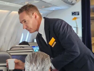 Diretor da empresa aérea Lufthansa passa um dia trabalhando como comissário para saber se o atendimento é bom