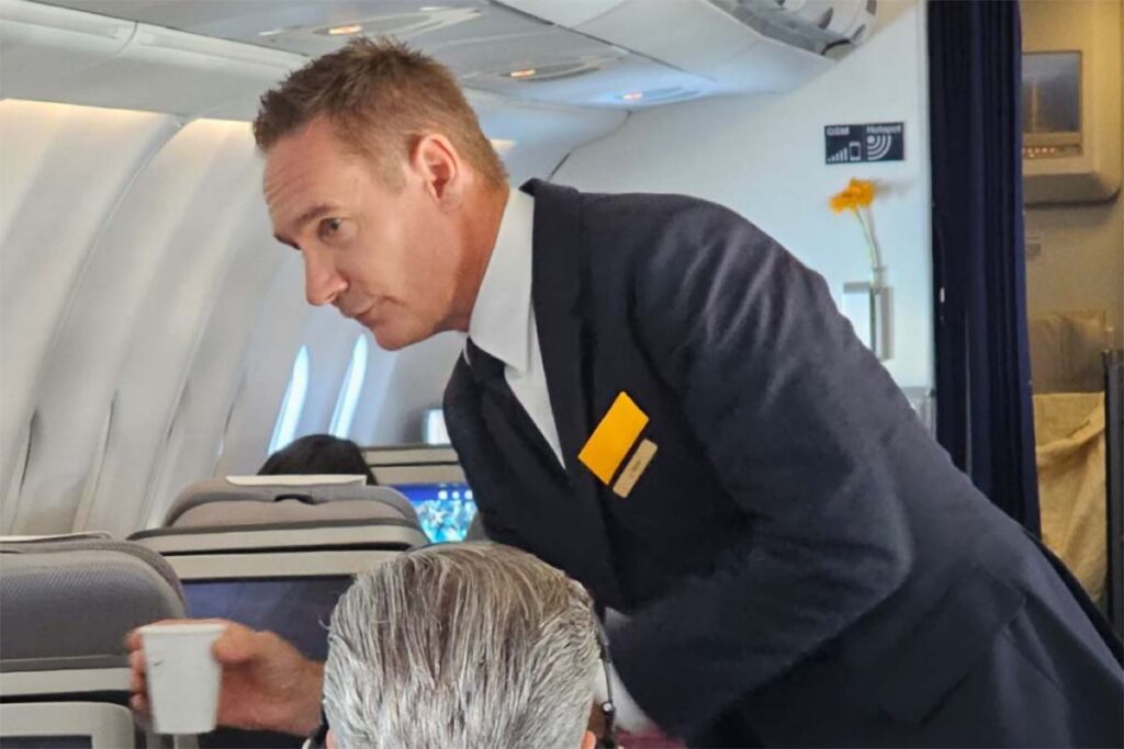 Diretor da empresa aérea Lufthansa passa um dia trabalhando como comissário para saber se o atendimento é bom