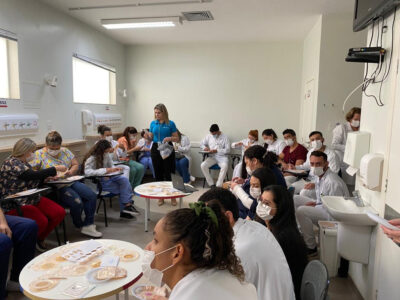 Colonoscopia: Coloplast faz treinamento sobre utilização de bolsas para profissionais da Santa Casa de Marília