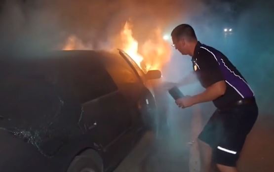 Corajoso: entregador da FedEx tem ato heroico e salva homem de carro em chamas; VEJA VÍDEO