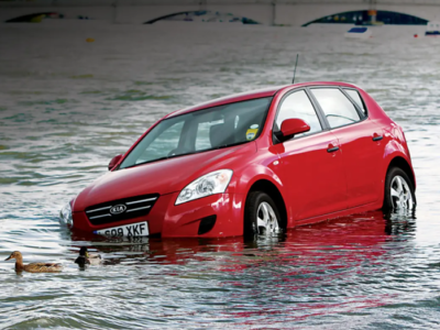 Por que é difícil abrir a porta de um carro submerso? Entenda