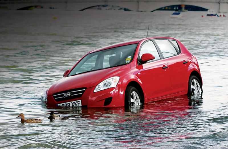 Por que é difícil abrir a porta de um carro submerso? Entenda