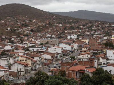Salvador tem comunidades sitiadas, toque de recolher e moradores em fuga