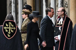 Não eram joias: ‘adereços’ achados sob a cama de Michelle Bolsonaro depois do velório da rainha Elizabeth II eram só bijuterias baratas