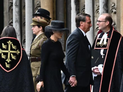 Não eram joias: ‘adereços’ achados sob a cama de Michelle Bolsonaro depois do velório da rainha Elizabeth II eram só bijuterias baratas
