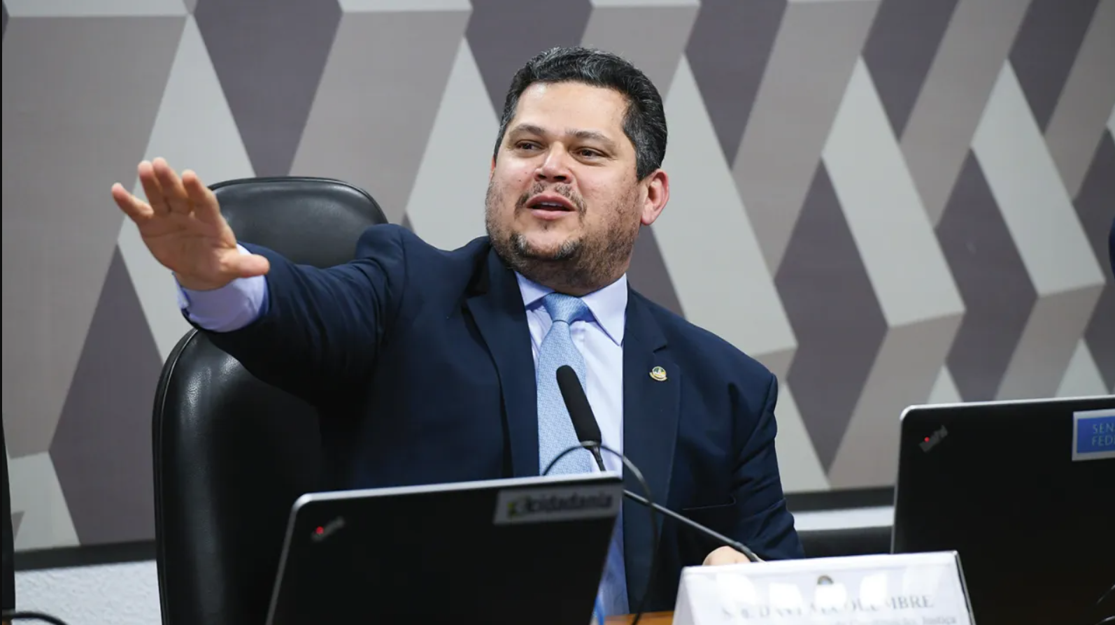 Alcolumbre promete dar andamento a PEC que fixa mandato de 8 anos no STF; entenda