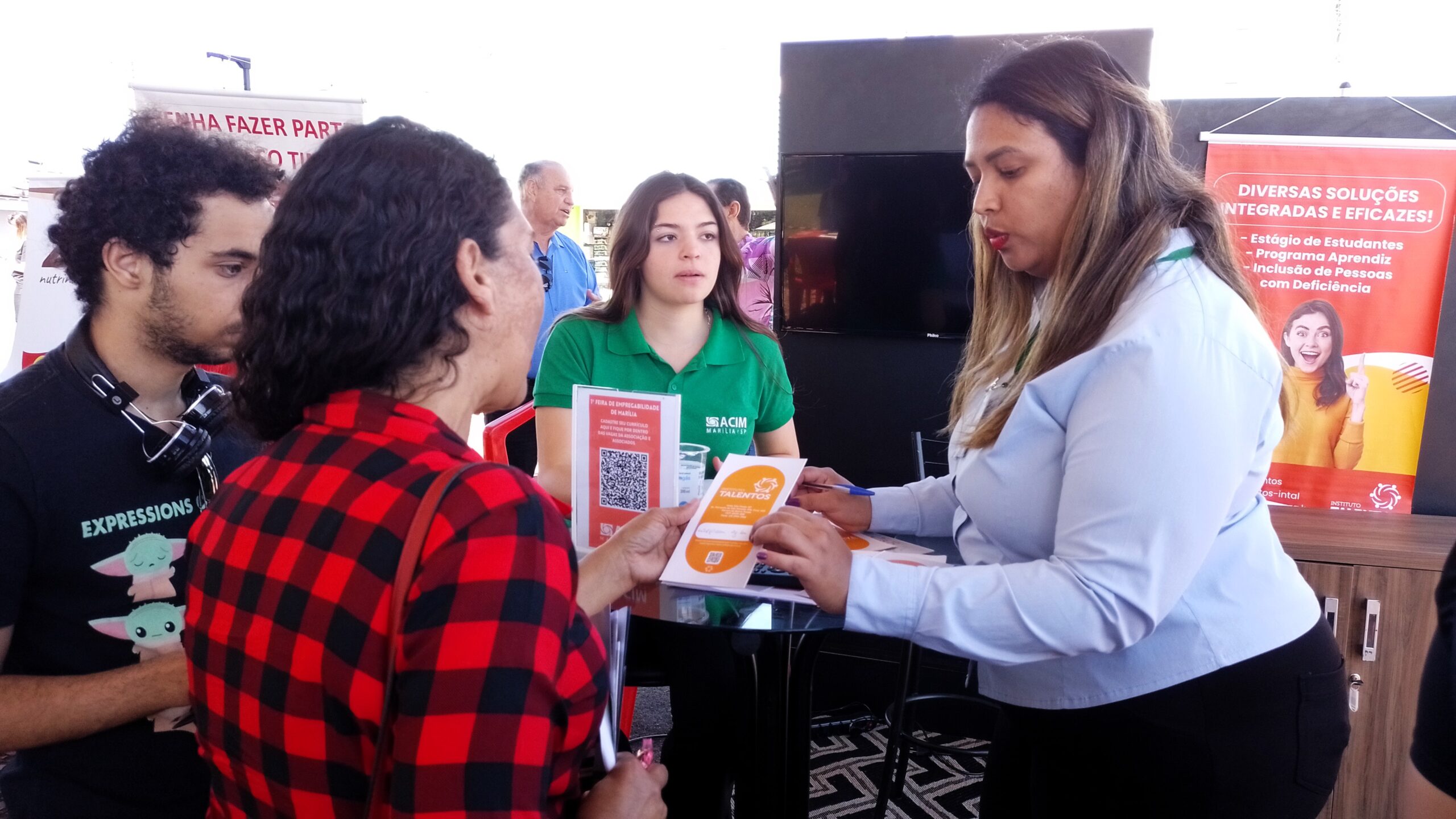 Associação Comercial recolhe currículos para empresas durante Feira de Empregabilidade