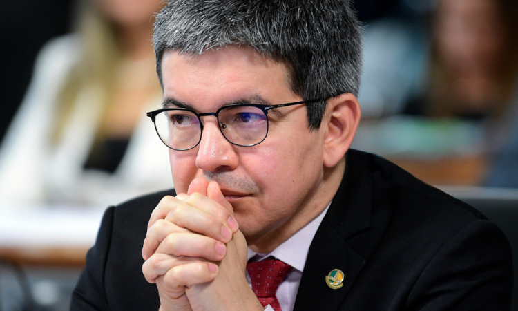 Randolfe afirma que Lula irá vetar se o Senado aprovar marco temporal