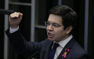 Senadores incham gabinetes e contratam até 82 assessores sem concurso pública