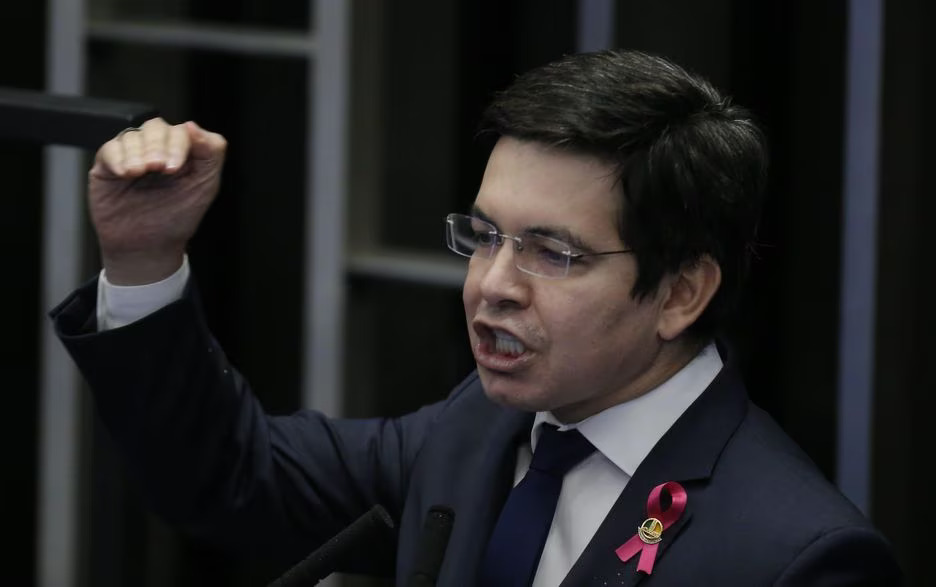 Senadores incham gabinetes e contratam até 82 assessores sem concurso pública