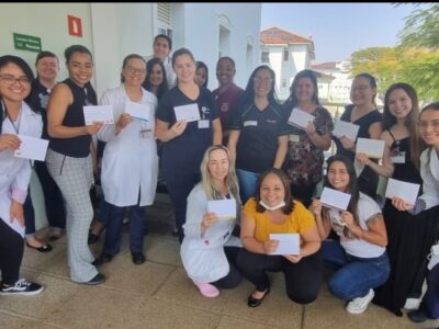 Escola Estadual Antônio Reginato entrega cartas motivacionais aos profissionais do Centro de Oncologia da Santa Casa de Marília