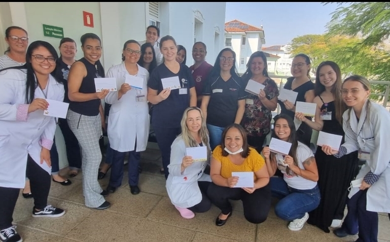 Escola Estadual Antônio Reginato entrega cartas motivacionais aos profissionais do Centro de Oncologia da Santa Casa de Marília